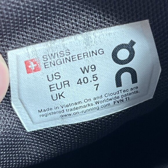 On Cloud Women Size 9 Swiss Engineering Running Shoes - Picture 11 of 11